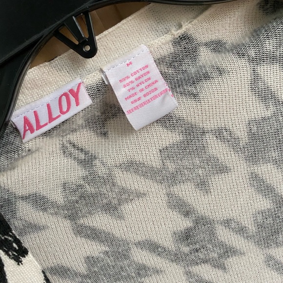 Houndstooth patterned button down sweater - Picture 4 of 4